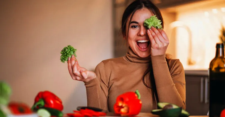 চোখের দৃষ্টি ভালো রাখতে প্রতিদিনের খাবারে রাখুন এই ৫ পুষ্টিকর উপাদান