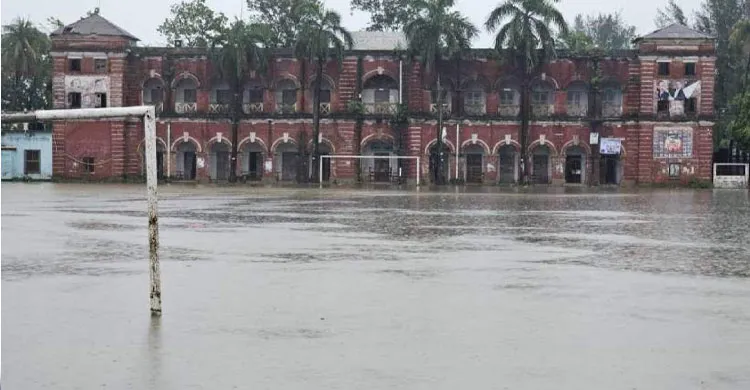 এক ঘণ্টায় ১২৬ মিমি বৃষ্টি—ফেনীতে ‘মেঘ বিস্ফোরণ’, পানিতে ডুবেছে শহর