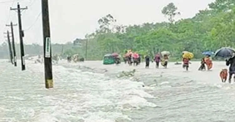 ভারী বৃষ্টিতে নদীর পানি বিপৎসীমার ওপরে, বন্যার শঙ্কা