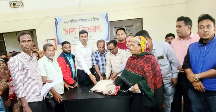 কুলাউড়ায় গোগালী ছড়ার ভাঙনে ক্ষতিগ্রস্তদের মাঝে চাল বিতরণ