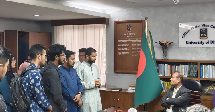ছাত্রদেরকে যৌন নির্যাতনে অভিযুক্ত ঢাবি শিক্ষককে দ্রুত শাস্তির দাবি শিক্ষার্থীদের