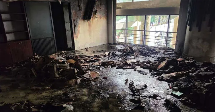 পাঁচ লাখ টাকার কন্ট্রাক্টে প্রাথমিক শিক্ষার গোডাউনে আগুন, আটক ৩