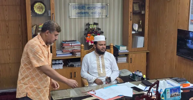 গাজীপুরে এলজিইডি নির্বাহী প্রকৌশলীর চেয়ারে বসলেন জামায়াতের এমপি, ছবি ভাইরাল