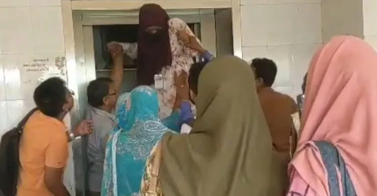 লিফটে আটকা পড়লেন ৪ শিক্ষার্থী, আধাঘণ্টা পর উদ্ধার