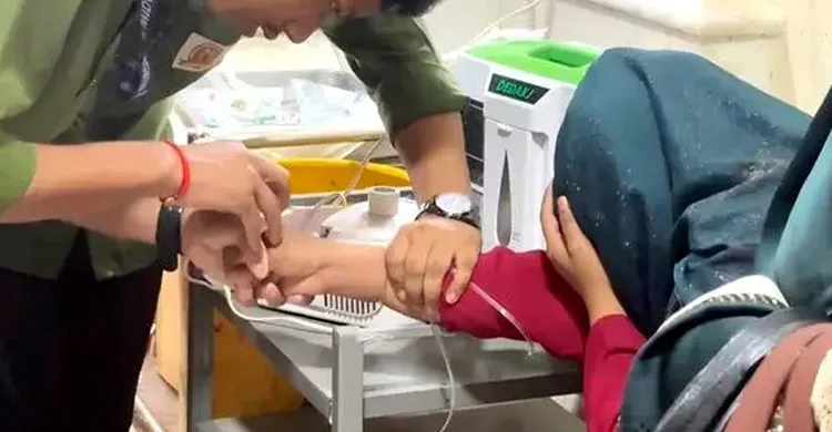 ফেনীতে আদালতের এজলাসে বিচারকের সামনেই বিষপান নারী বিচারপ্রার্থী