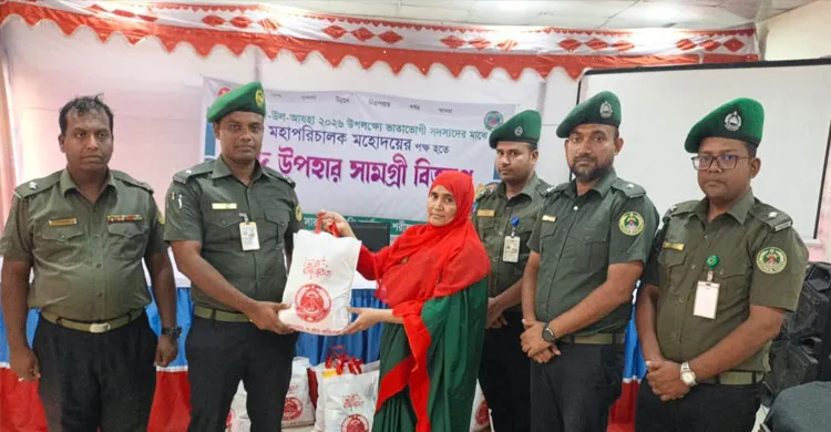 শরীয়তপুরে আনসার-ভিডিপির সদস্যদের মাঝে ঈদ সামগ্রী বিতরণ