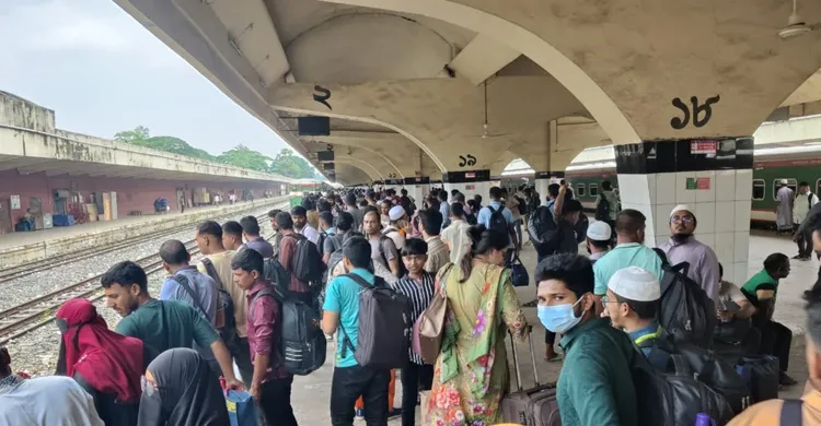 ঈদযাত্রায় ট্রেনের শিডিউল বিপর্যয়, কমলাপুরে যাত্রীদের ভোগান্তি