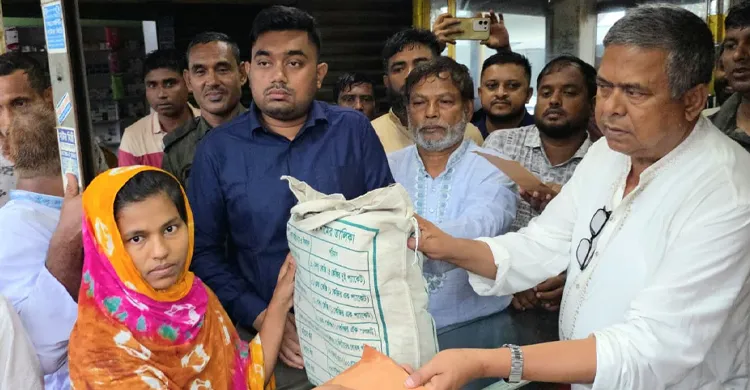 গাজীপুরে আগুনে ক্ষতিগ্রস্ত পরিবারগুলোর পাশে দাঁড়ালেন ডা. বাচ্চু