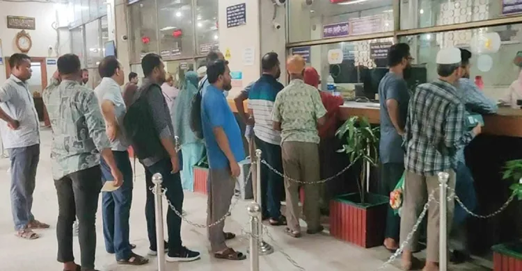 ঈদের ছুটিতেও খোলা কিছু ব্যাংক, পশুর হাট এলাকায় রাত ১০টা পর্যন্ত লেনদেন
