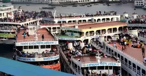 বৈরী আবহাওয়ায় সদরঘাট থেকে লঞ্চ চলাচল বন্ধ