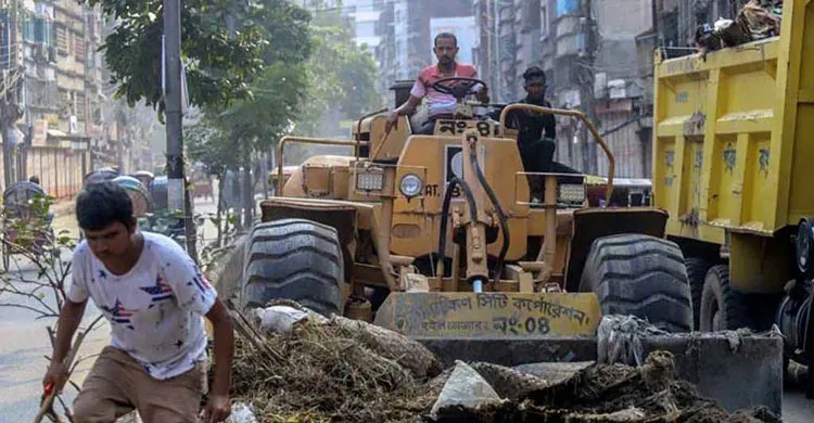 ঢাকাজুড়ে কোরবানির বর্জ্য অপসারণে ব্যস্ত সিটি করপোরেশনের কর্মীরা
