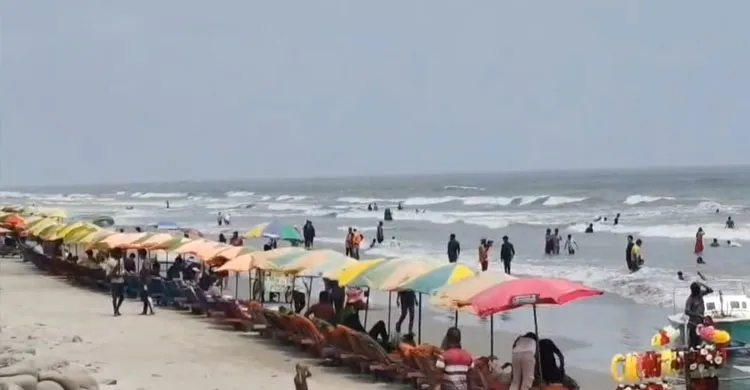 কুয়াকাটা সৈকতে উৎসবের আমেজ, ভিড় বাড়ার অপেক্ষায় ব্যবসায়ীরা