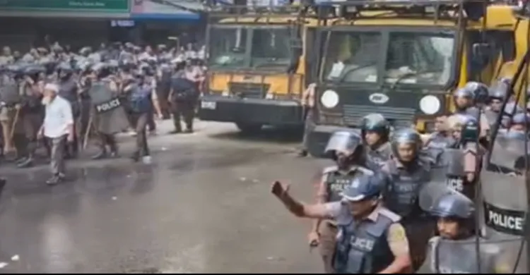 জামায়াত সমর্থক কর্মচারীদের ইসলামী ব্যাংক ঘেরাও, পুলিশের সাথে সংঘর্ষে মতিঝিল রণক্ষেত্র