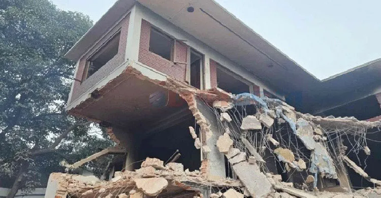 ৩২ নম্বরে পতাকা তুলতে গিয়ে আটক তিন কর্মী