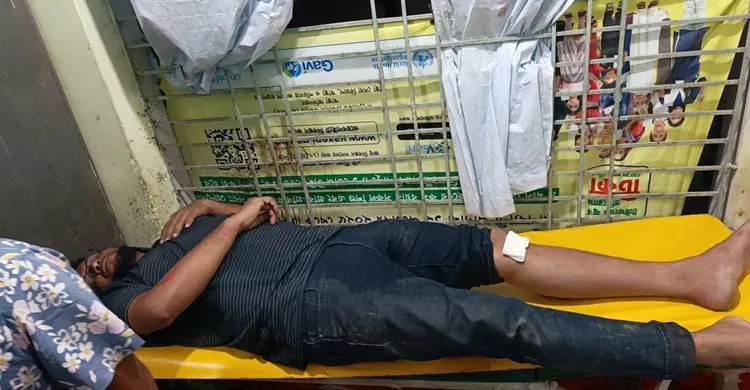 সাভারে আসামি ধরতে গিয়ে পুলিশের ওপর হামলা, আহত ২