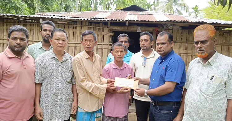 কাপ্তাইয়ে ক্যান্সার আক্রান্ত তঞ্চঙ্গ্যা পরিবারকে পার্বত্য প্রতিমন্ত্রী মীর হেলালের আর্থিক সহায়তা