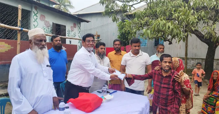 সিংগাইরে ১৫ দুস্থ পরিবারের পাশে সাত্তার ফাউন্ডেশন