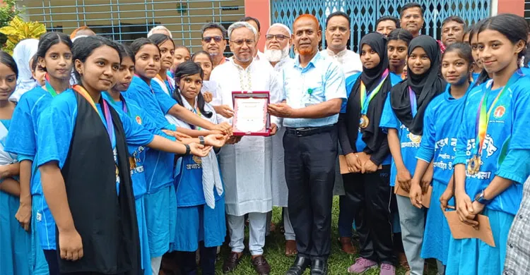 বালিকা ক্রিকেট দলের সাফল্যে সংবর্ধনা, জাতীয় পর্যায়ে এগিয়ে যাওয়ার প্রত্যাশা