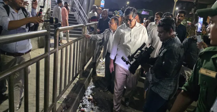 শাহবাগে এলজিআরডি প্রতিমন্ত্রীর ‘ক্লিন-আপ ড্রাইভ’, বর্জ্য ফেলায় ১০ ব্যবসায়ীকে জরিমানা