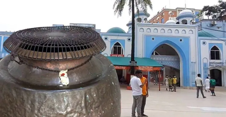 শাহজালাল মাজারে চিরকুমার ওলীর ‘কথিত বংশধর’দের ‘বিনা পুঁজির ব্যবসা’!