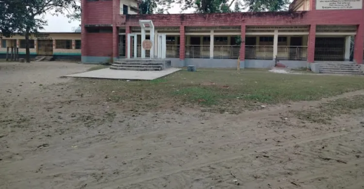 গঙ্গাচড়ায় সয়ড়াবাড়ী সরকারী প্রাথমিক বিদ্যালয়ের সীমানা প্রাচীর না থাকায় ঝুঁকিতে স্কুল শিক্ষার্থীরা