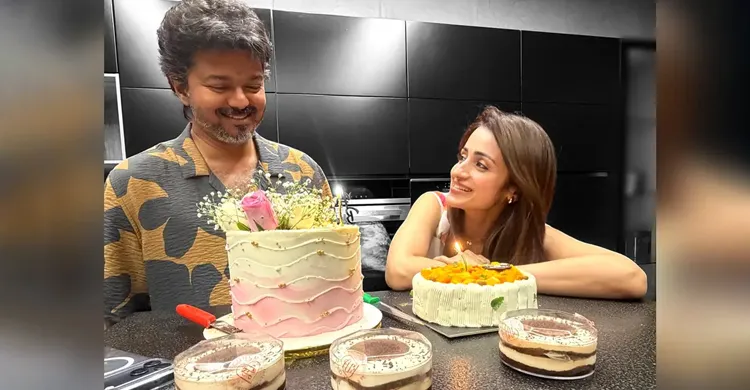 বিজয়ের জন্মদিনে তৃষার ‘প্রেমময়’ ছবি ভাইরাল, সম্পর্কের গুঞ্জনে নতুন মাত্রা