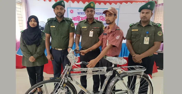 শরীয়তপুরে ভাতাভোগী আনসার-সদস্যদের মধ্যে বাইসাইকেল বিতরণ