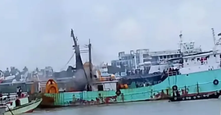 কর্ণফুলীতে মাছ ধরার জাহাজে বিস্ফোরণ, দগ্ধ ৬