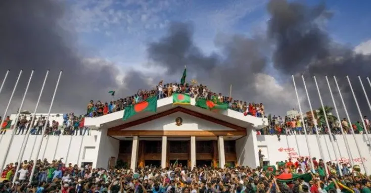 ৩৬ দিনের আন্দোলনে স্বৈরাচারের পলায়ন