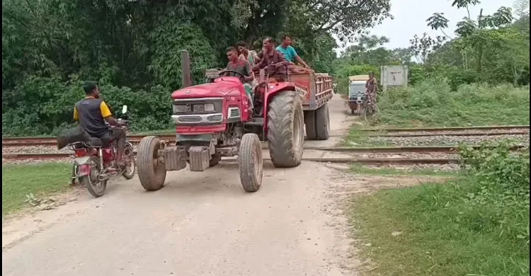 রেলক্রসিংয়ে ওত পেতে আছে মৃত্যু
