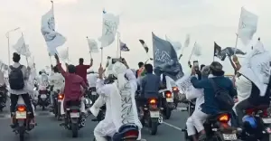দেশে  হঠাৎ করে কালেমা খচিত সাদাকালো পতাকার মিছিল করছে কারা
