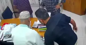 অণ্ডকোষ চেপে চেক-স্ট্যাম্পে স্বাক্ষর নেওয়ার অভিযোগে অভিযুক্ত গ্রেপ্তার