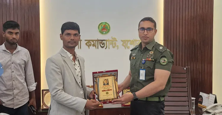 ৪৭তম বিসিএসে পুলিশ ক্যাডারে প্রথম, আনসার সদস্যের সন্তানকে সংবর্ধনা