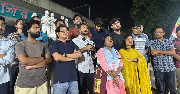 এনসিপির পদযাত্রায় ককটেল বিস্ফোরণের প্রতিবাদে ঢাবিতে ছাত্রশক্তির বিক্ষোভ