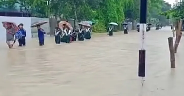 ভারী বৃষ্টিতে খাগড়াছড়ি-রাঙামাটি সড়কে যান চলাচল বন্ধ