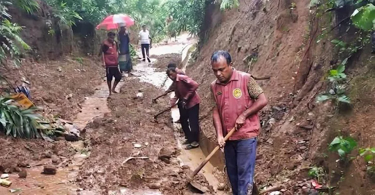বান্দরবানে পাহাড়ধসে বন্ধ যোগাযোগ, হিল ভিডিপির তৎপরতায় সচল সড়ক