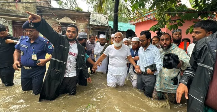 বাঁশখালীতে বন্যাদুর্গত মানুষের পাশে জামায়াত আমির