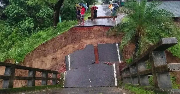 প্রবল স্রোতে সেতু ধস, বন্ধ বান্দরবান-রাঙ্গামাটি সড়ক যোগাযোগ