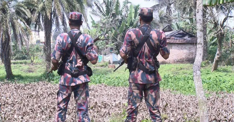 সীমান্তে ভারতীয় চোরাকারবারিদের লক্ষ্য করে বিজিবির গুলি, পালিয়ে গেল দুইজন