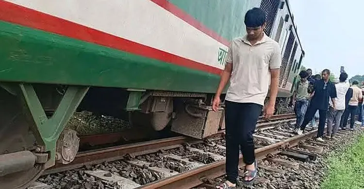 একতা এক্সপ্রেস লাইনচ্যুত, থমকে উত্তরবঙ্গের রেলপথ