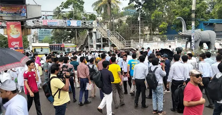 দ্বিতীয় দিনের মতো এইচএসসি পরীক্ষার্থীদের বিক্ষোভ-অবরোধ
