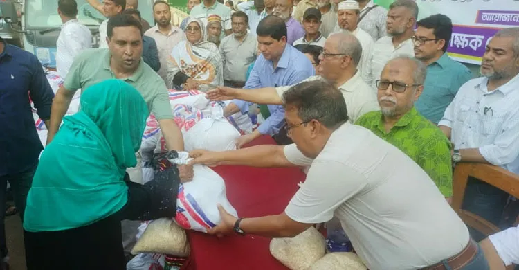 চবি জাতীয়তাবাদী শিক্ষক ফোরামের উদ্যোগে হাটহাজারীতে বন্যাদুর্গতদের মাঝে জরুরি ত্রাণসামগ্রী বিতরণ
