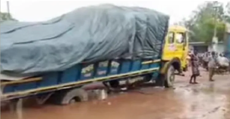 তানোরের ৫০ ফিট রাস্তা এখন মরণ ফাঁদ