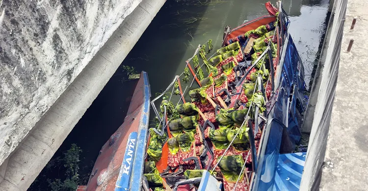 ওভারটেক করতে গিয়ে নিয়ন্ত্রণ হারিয়ে খালে বাস, নিহত ১