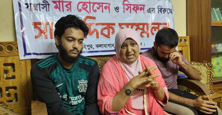 ফেনীতে পরকীয়ায় আসক্ত স্বামীর বিরুদ্ধে স্ত্রী-সন্তানদের বাড়ি থেকে উচ্ছেদের অভিযোগ