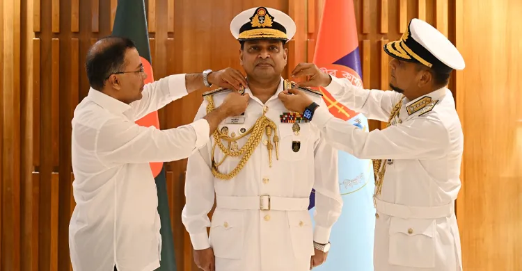 নবনিযুক্ত নৌপ্রধান মিসবাহ-উল-আজীমকে র‌্যাঙ্ক ব্যাজ পরালেন প্রধানমন্ত্রী