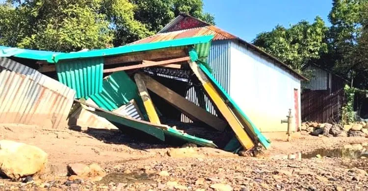 তাহিরপুর সীমান্তে পাহাড়ি ঢলের তোড়ে শতাধিক বসতবাড়ি বিধ্বস্ত