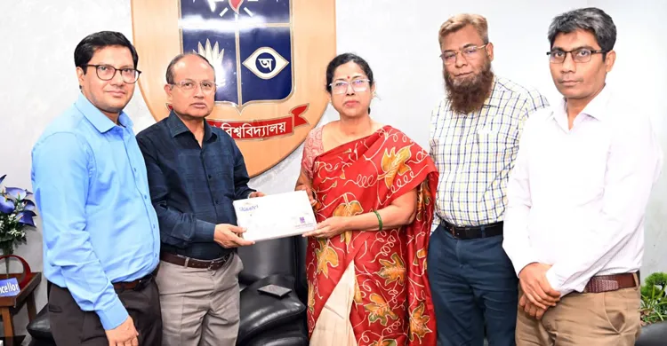 ঢাবি উপাচার্যের সঙ্গে কলকাতা বিশ্ববিদ্যালয়ের অধ্যাপকের সৌজন্য সাক্ষাৎ