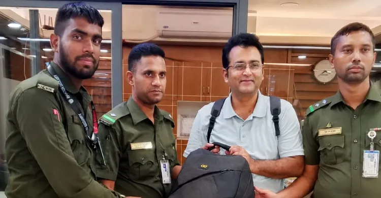 আনসারের দায়িত্বশীল ভূমিকায় বিমানবন্দরে হারানো ব্যাগ ফিরে পেলেন প্রবাসী