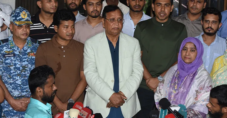 ঢাবির দুই ছাত্রী হলে ডিএসসিসি প্রশাসকের ফগার মেশিন বিতরণ